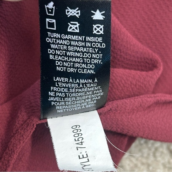 RW&CO burgundy red rock crystal rhinestone V-neck sleeveless blouse Sz XS - Picture 9 of 12